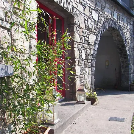The To The West 3* Connemara