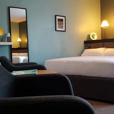 Hotel The To The West 3*