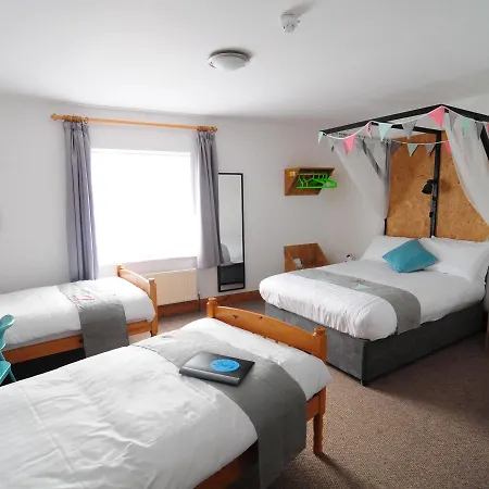 The To The West 3* Connemara