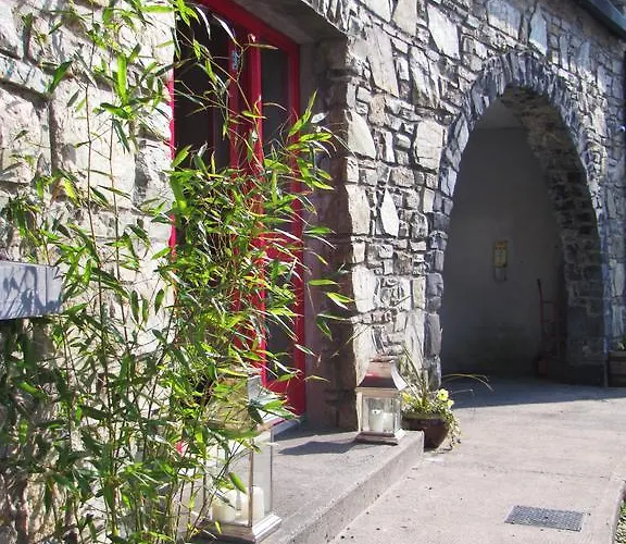 The To The West 3* Connemara