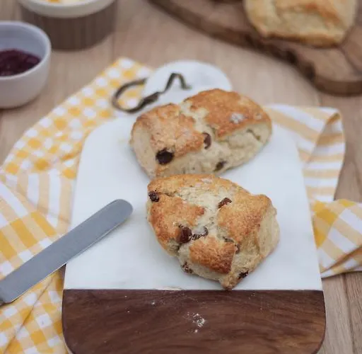 The To The West מלון