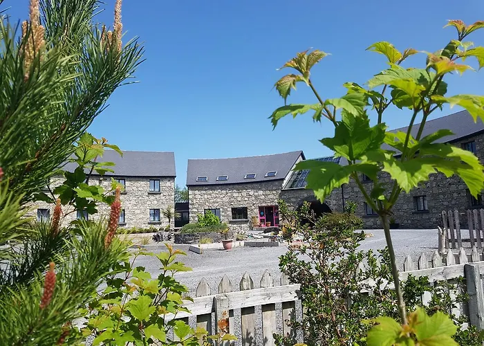 The To The West מלון