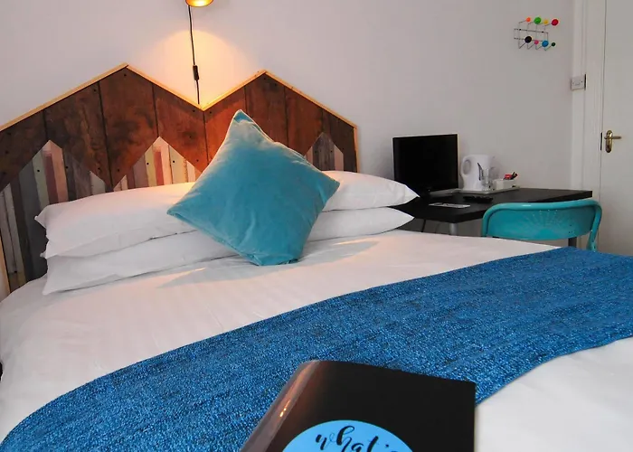 The To The West מלון