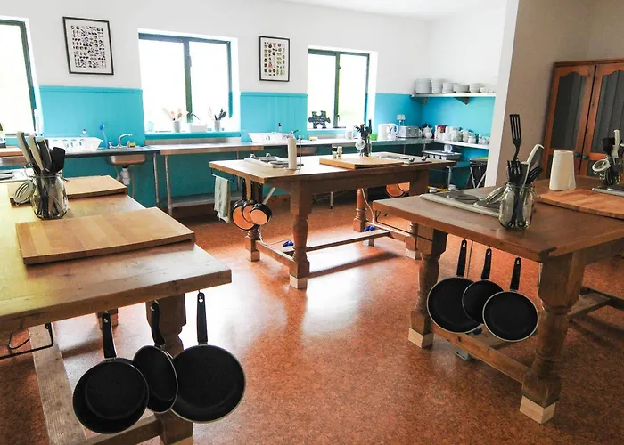 The To The West מלון